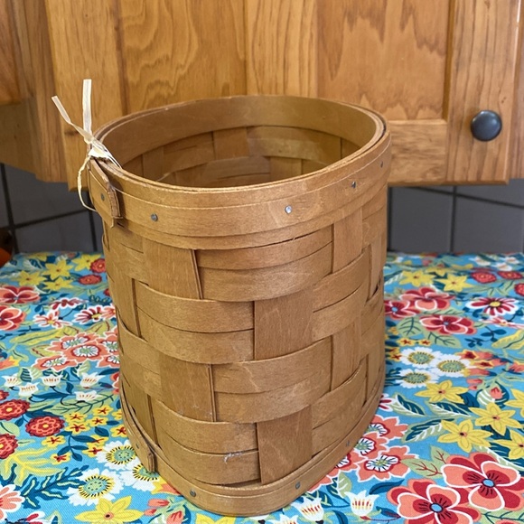 Longaberger 2010 Medium Metropolitan Item #1185239 Oval Basket. NO PROTECTOR. - Picture 6 of 8